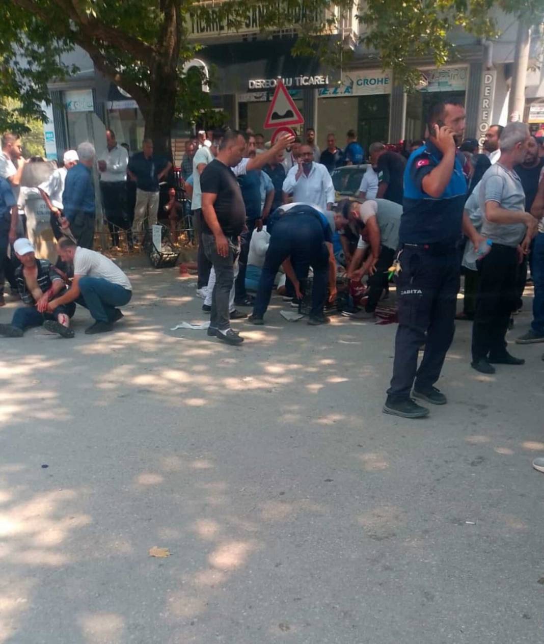 Cuma namazı çıkışı cami önündekilere silahlı saldırı! Yaralılar var 2